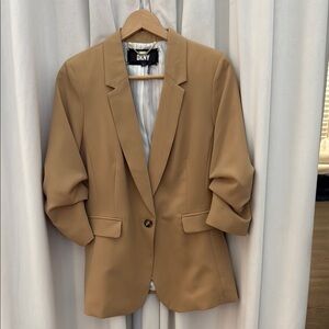 DKNY Tan Tailored Blazer with Notched Lapels 3/4 length sleeves Size 10